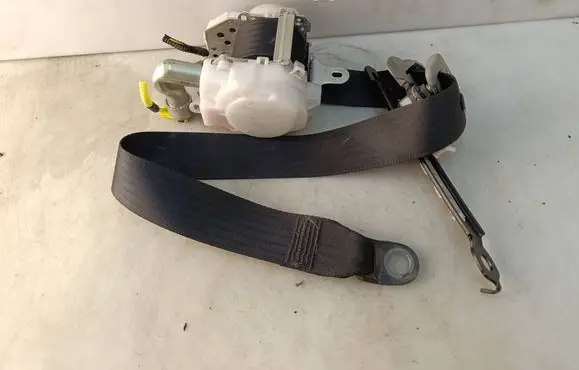Lexus IS 220D-250-350 Front seatbelt 7M7750P 047311