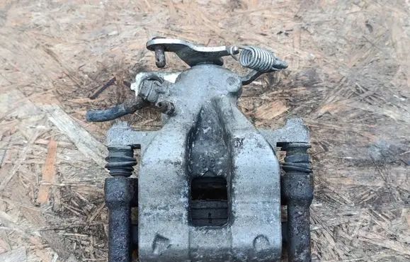 Toyota Avensis T270 Rear brake caliper