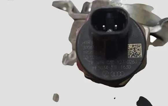 Volkswagen Touran I Fuel injection high pressure pump 03C127026J HFS03431F