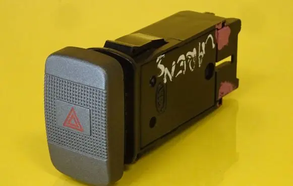 KIA Carens I Hazard light switch