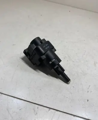 Volkswagen Touran I Brake pedal sensor switch