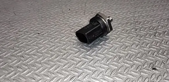 Volkswagen Tiguan Fuel pressure sensor 06J906051B