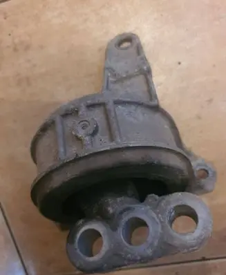 Engine mount bracket