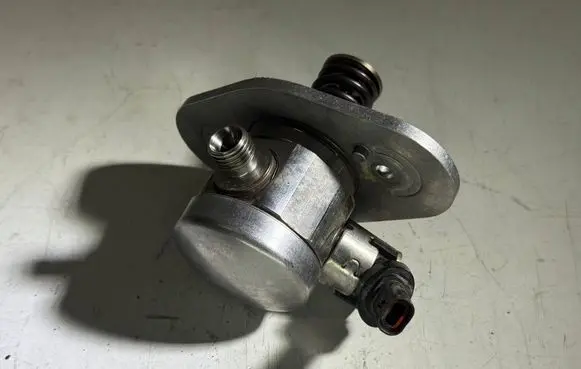 BMW M5 F90 Fuel injection high pressure pump 7852361