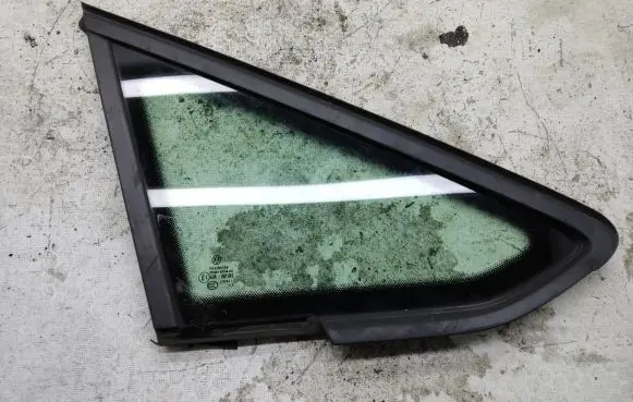 Volkswagen Golf Sportsvan Front triangle window/glass 
