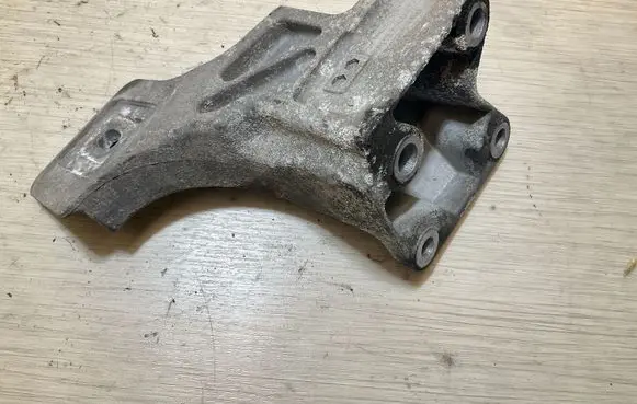 Land Rover Discovery 4 - LR4 Engine mounting bracket AH226037BA
