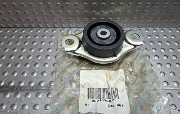Engine mount vacuum valve