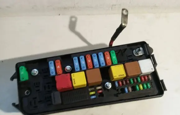 Opel Signum Fuse module 13205799GK