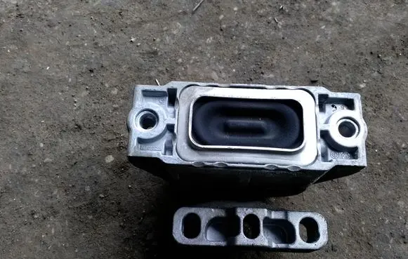 Volkswagen Golf V Engine mount bracket 1K0199262AJ