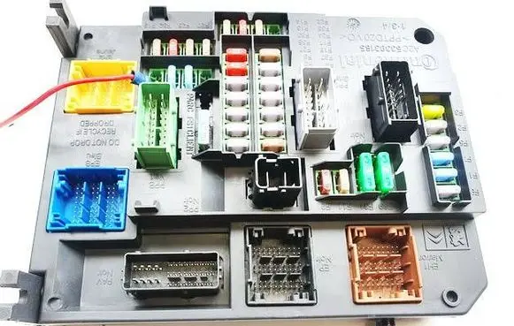 Citroen C4 II Picasso Fuse box set a2c53383165 980668798001