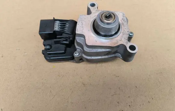 BMW X3 F25 Gearbox-reducer motor 8643153
