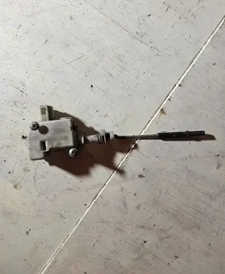 Volkswagen PASSAT B5 Central locking motor 3B0959782 3B0810773A