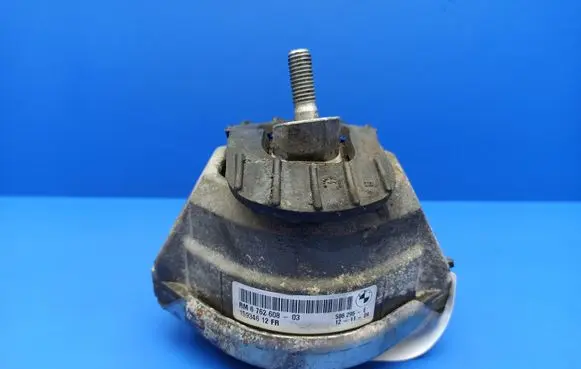 BMW 6 E63 E64 Engine mount bracket 676260803 15934612