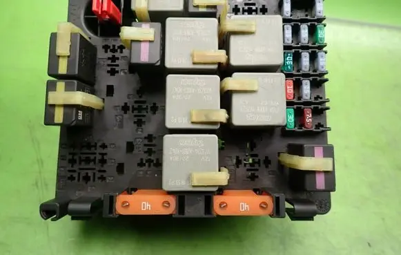 Saab 9-5 Relay mounting block 