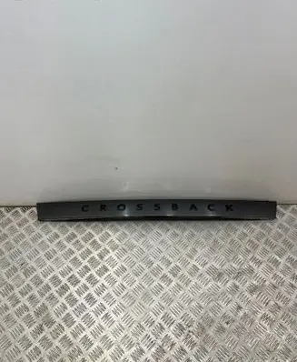Trunk door license plate light bar