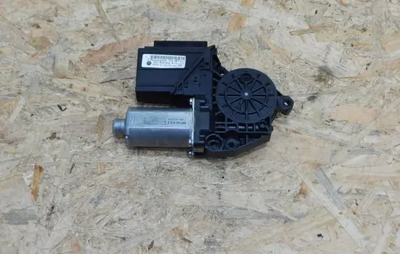 Volkswagen Multivan T5 Front door window regulator motor 7H1959802A S0203H005 038070044