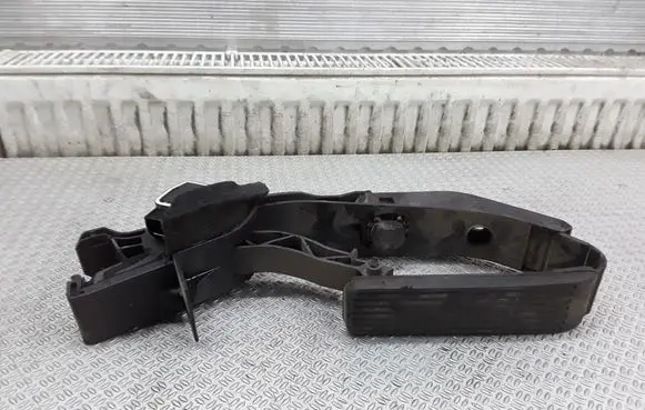 Mercedes-Benz C W203 Accelerator throttle pedal A2033000104
