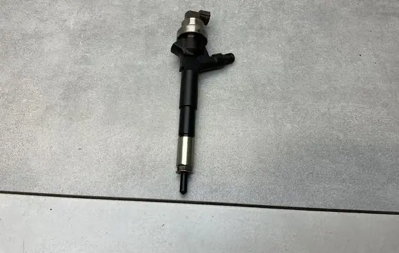 Opel Mokka Fuel injector 55567729
