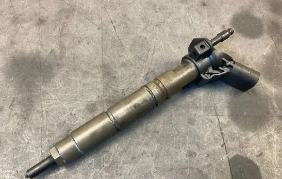 Mercedes-Benz E W211 Fuel injector 0445115017 A6420700487