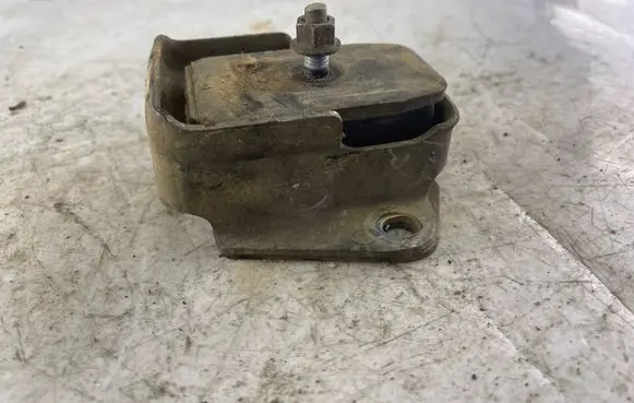 Mitsubishi Pajero Sport I Engine mount bracket Mr210868