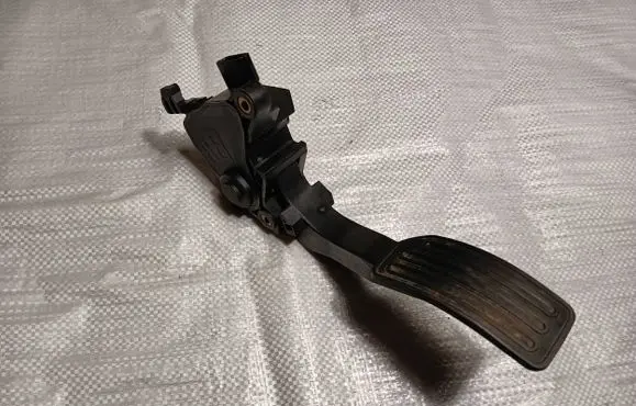 Nissan Juke I F15 Accelerator throttle pedal 180021KM0B 00688 09812C
