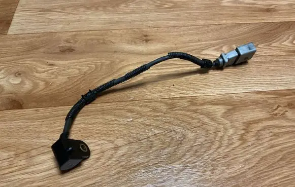 Volkswagen PASSAT B6 Crankshaft position sensor 9805940