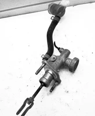 Nissan Almera N16 Master brake cylinder