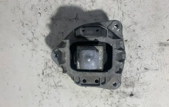 BMW 5 F10 F11 Engine mount bracket 6777371