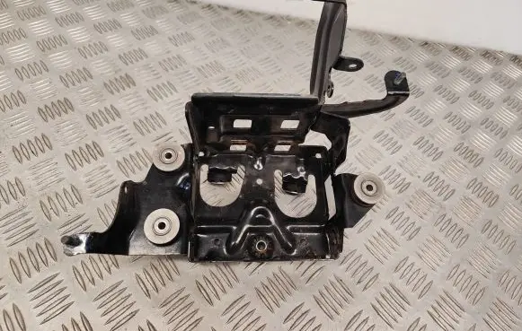 Audi Q7 4M Pneumatic air compressor holding bracket 