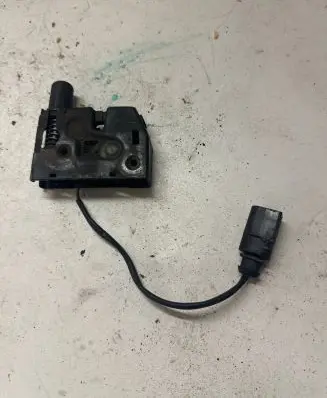 Engine bonnet/hood lock/catch