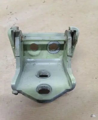 Renault Twingo II Front door lower hinge 353027 100121C