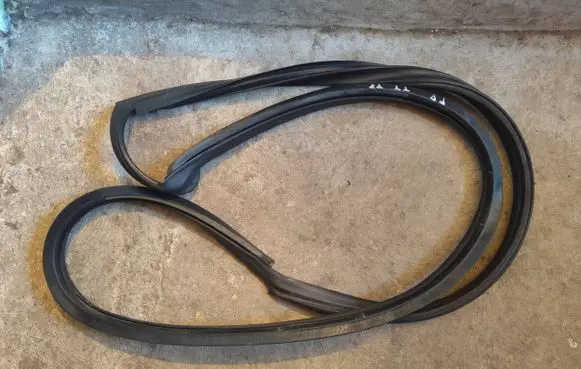 Audi TT Mk1 Front door rubber seal 8N8831708