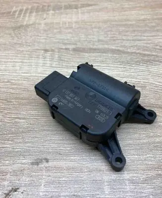 Volkswagen PASSAT B6 Air flap motor/actuator 0132801363
