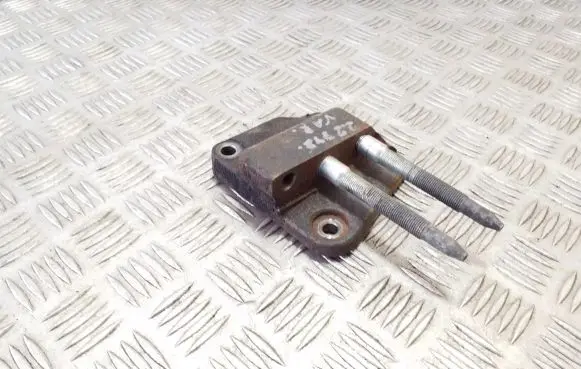 Honda CR-V Engine mounting bracket