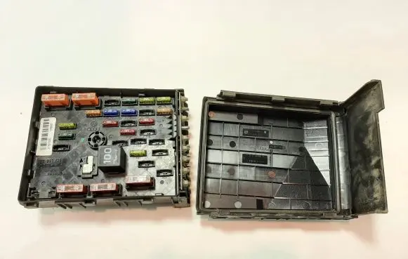 Volkswagen PASSAT B6 Fuse module 3C0937125 1K0937132F