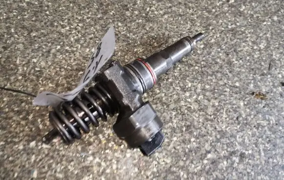 Volkswagen Golf IV Fuel injector 038130073F 0414720007