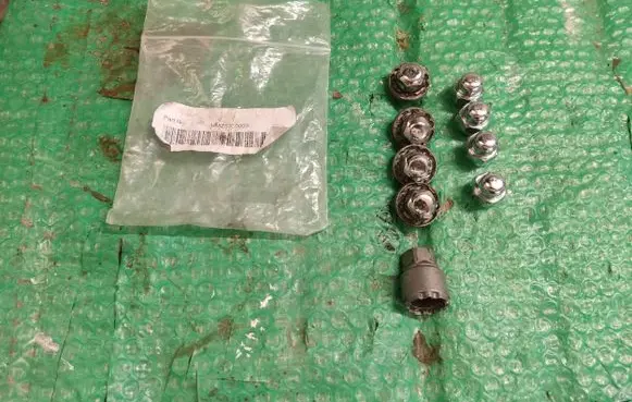 Hyundai Kona I Spare wheel bolt 