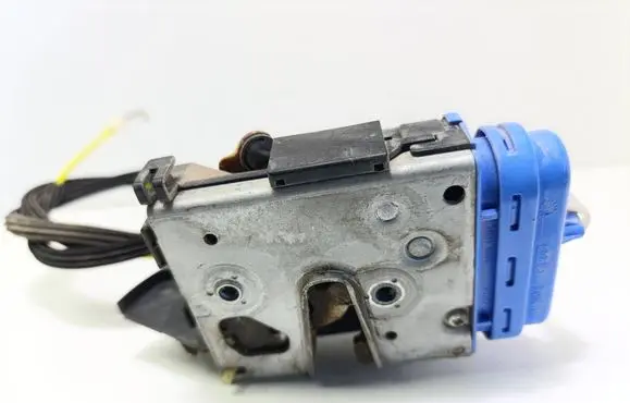 Audi A4 S4 B5 8D Rear door lock 8D0839015A