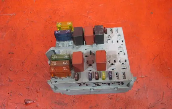 Fiat Punto (188) Relay mounting block 46778440