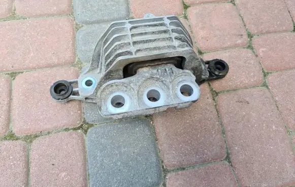 Opel Insignia B Engine mount bracket 84093830