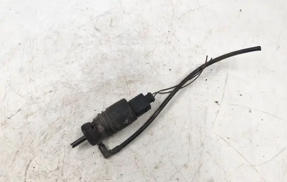 Volkswagen PASSAT B5 Windscreen/windshield washer pump 1J0973722