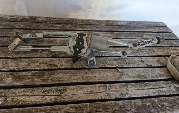 Volvo S80 Front wiper linkage and motor
