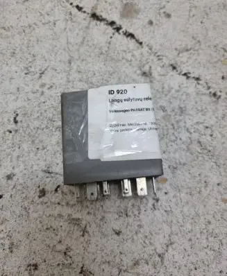 Volkswagen PASSAT B5 Window wiper relay 1J0955531