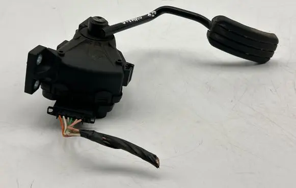 Opel Vivaro Accelerator throttle pedal 6PV00811914 7700313060