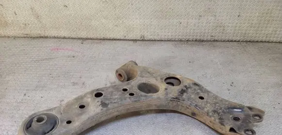 Toyota Prius (XW30) Front lower control arm/wishbone