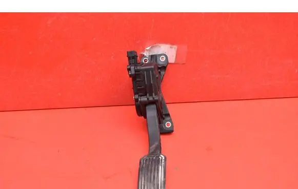 Accelerator throttle pedal