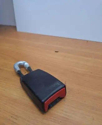 Rear seatbelt buckle