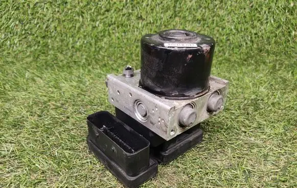 Ford Fiesta ABS Pump 4S612M110CC