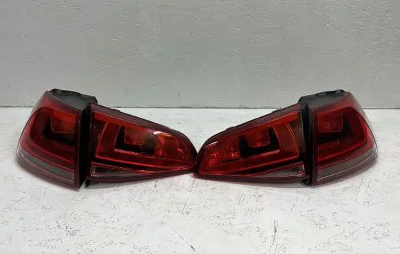 Tailgate rear/tail lights