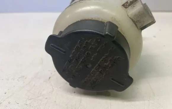Nissan X-Trail T30 Brake fluid reservoir 